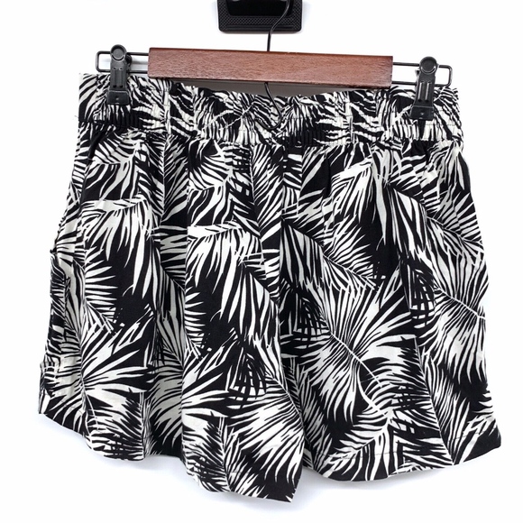 H&M Black White Floral Palm Leaf High Waist Shorts - Picture 4 of 6